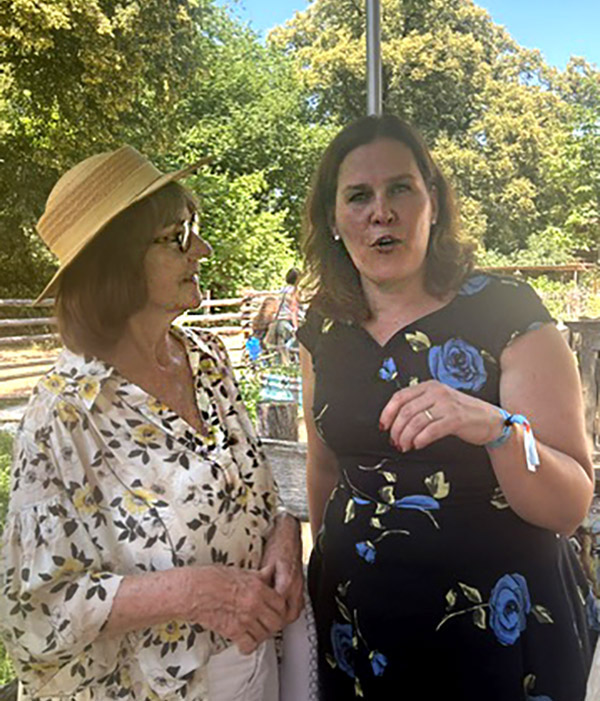 Christa Lippmann und Verena Dietl im Gespräch