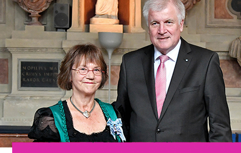 Dr. Christa Lippmann, Preisträgerin des Bayerischen Verdienstordens 2017 mit dem damaligem Ministerpräsident Horst Seehofer