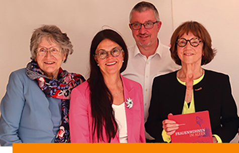 Christa Lippmann mit 3 Lokalpolitikerinnen blicken in die Kamera (von links: Dr. Gertraud Burkert, Dr. Elisabeth Merck, Christian Müller), Brustbild