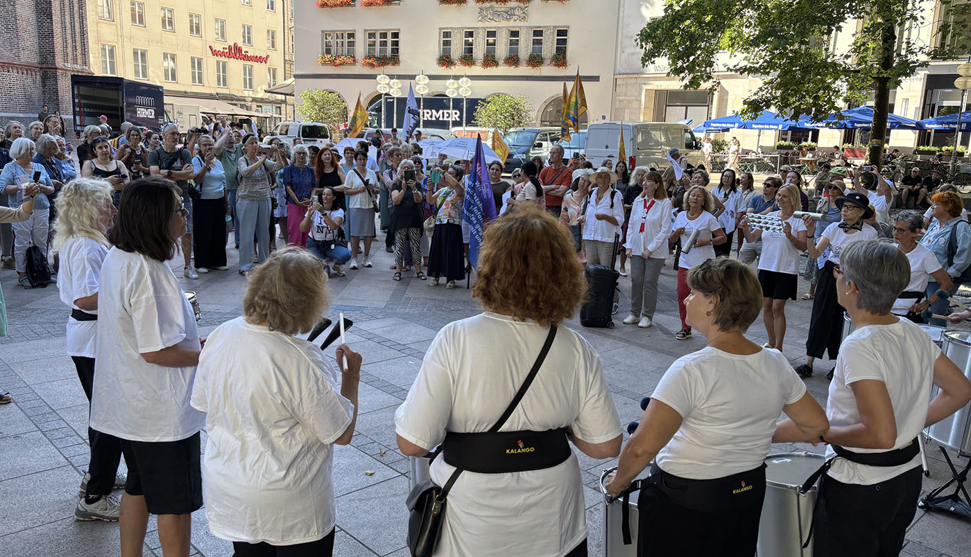 Blick in die Runde mit den Trommlerinnen von hinten