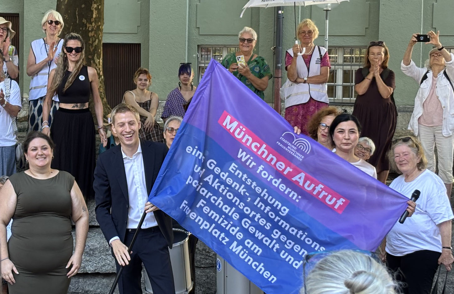 Der Oberbürgermeister mit der geöffneten Fahne