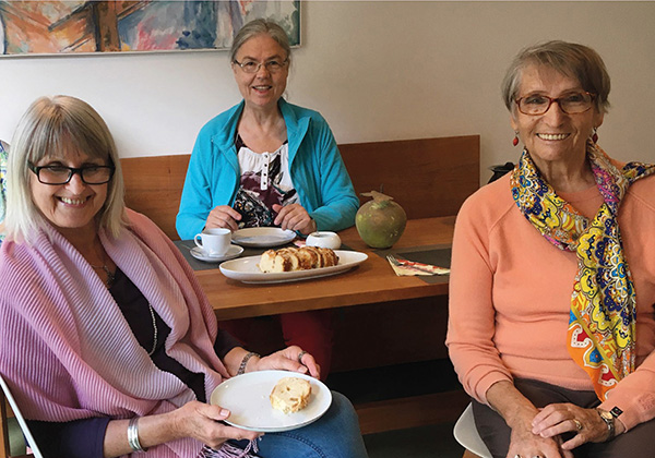 3 Wohnfrauen von Wohngruppe 5 beim Kaffee und Kuchen im Gemeinschaftsraum