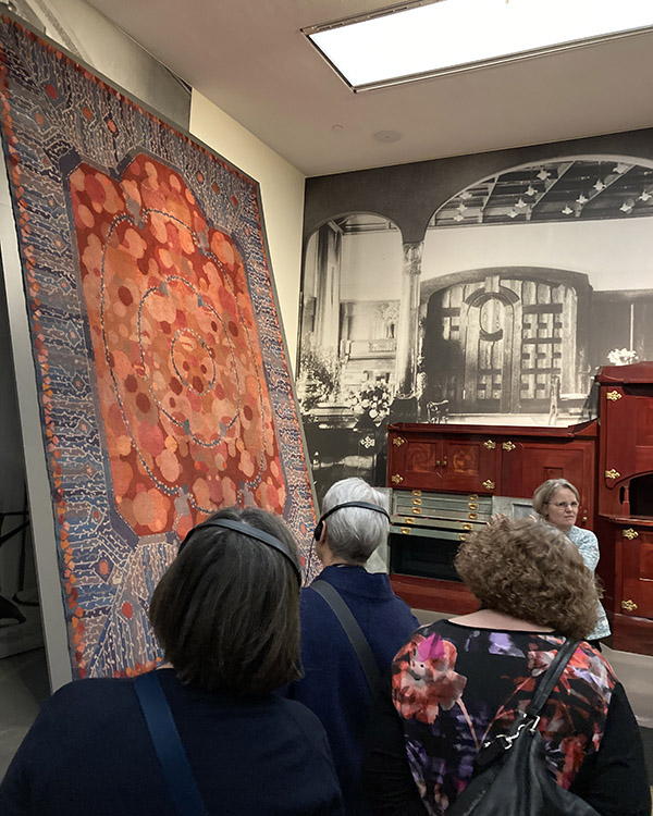 Blick in den Ausstellungsraum: Möbel