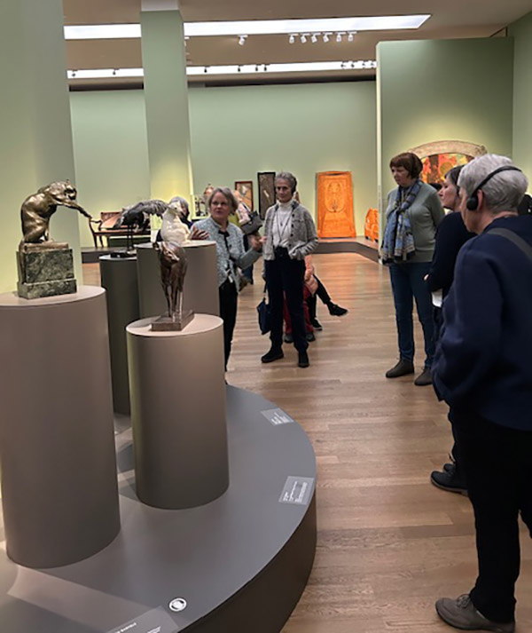 Blick in den Ausstellungsraum: Skulpturen und Glas