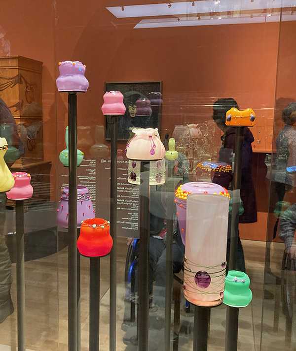 Blick in den Ausstellungsraum: Skulpturen und Glas
