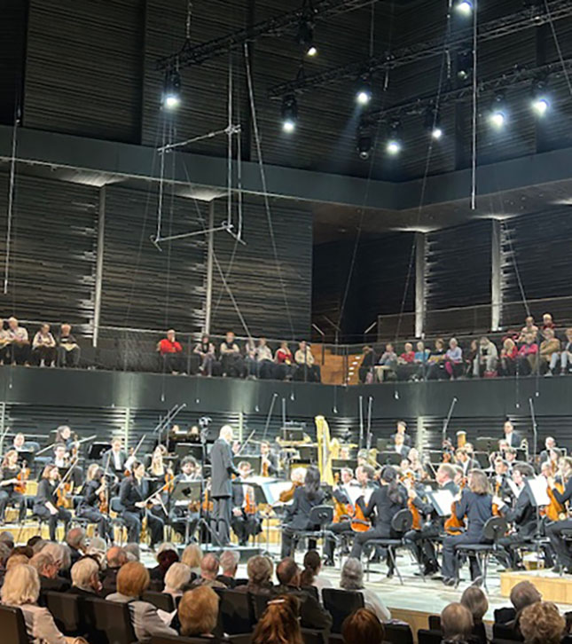 Blick auf die Bühne der Isarphilharmonie mit dem Dirigenten Paavo Järvi