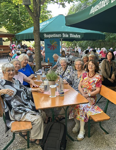 Unsere helfenden Wohnfrauen im Biergarten des Jagdschlosses Obermenzing