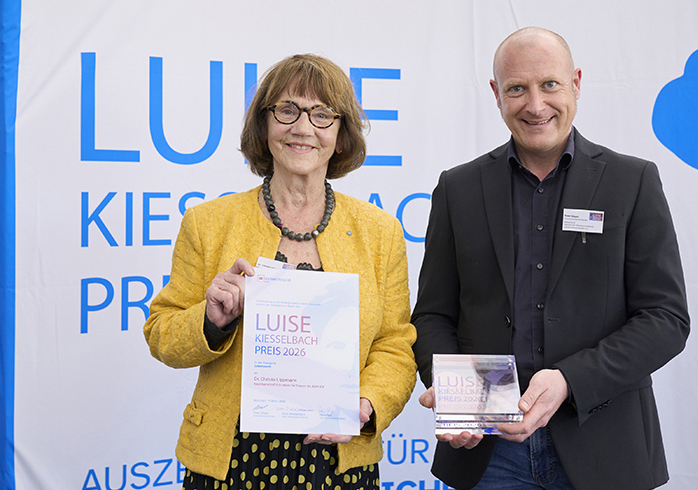 Dr. Christa Lippmann mit der Urkunde mit Sven Göpel, Vorsitzender des Verbandsrats Der Paritätische Bayern, der den Preis hält.