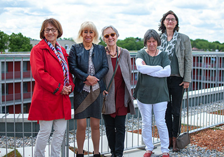 5 Wohnfrauen auf dem Dach von Wohngruppe 6