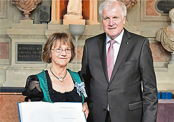 Fr. Dr. Lippmann neben Ministerpräsident Horst Seehofer nach Verleihung des  Bayerischen Verdienstordens 2017