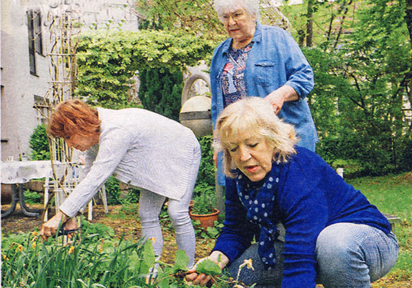 Die Wohnfrauen von WG 1 bei der gemeinsamen Gartenarbeit