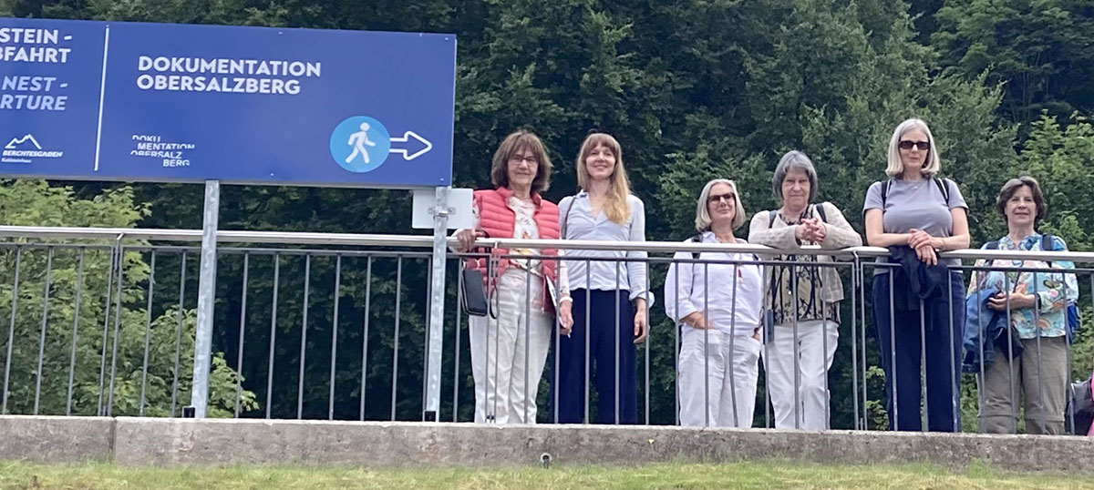 Einige Frauen neben dem Hinweisschild zum Dokumentationszentrum