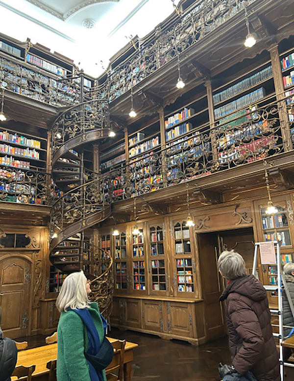in der juristischen Bibliothek, 2 Frauen im Gespräch 