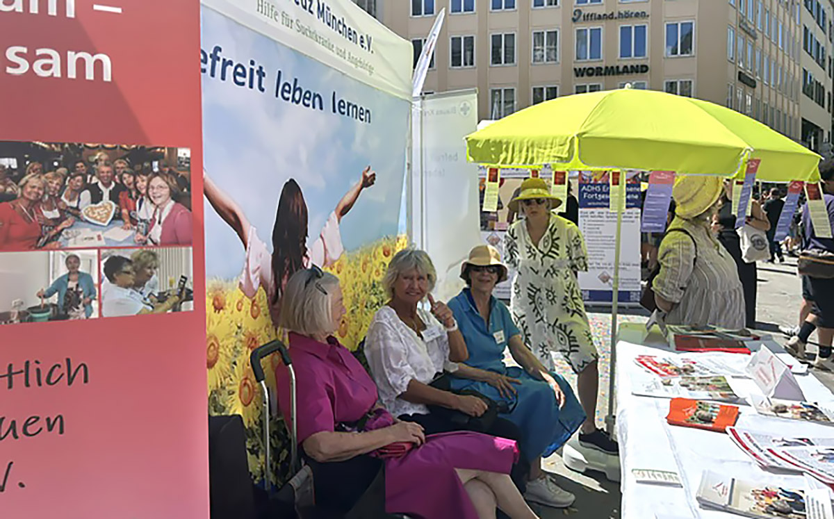 5 Wohnfrauen am Infostand, teils mit Hüten wegen der Sonne