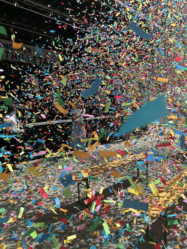 Münchner Selbsthilfetag 2026: Bunte Papierschnitzel werden als Zeichen der Vielfalt in den Himmel geblasen