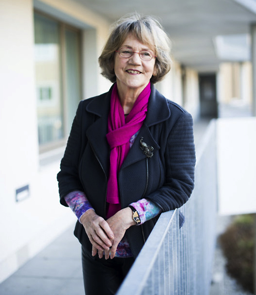 Portrait Christa Lippmann mit dunkelpinkfarbenem Schal