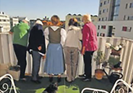 Die Wohnfrauen auf Ihrem Balkon an der Ackermannstrasse