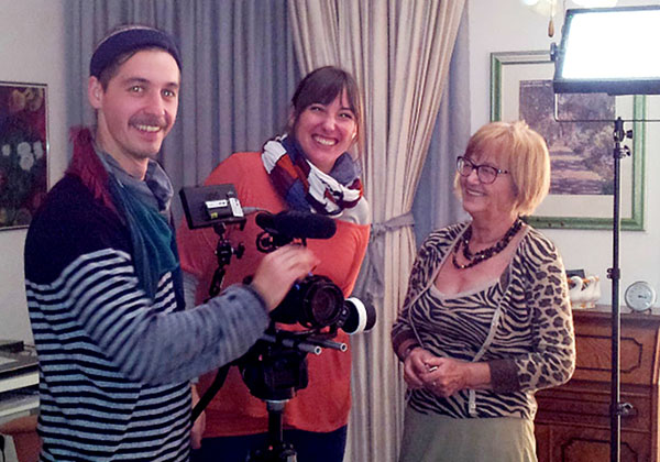 Wohnfrau Ingrid mit Kameramann und der Produktionsassistentin