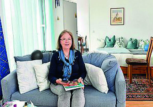 Die Wohnfrauen Ruth zeigt ihre kleine feine Wohnung