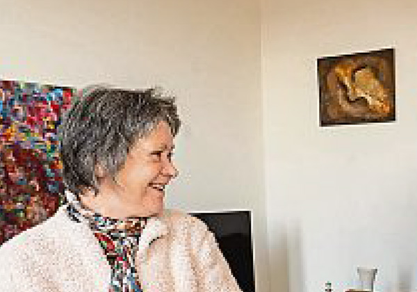Wohnfrau Brigitte von WG VI lacht