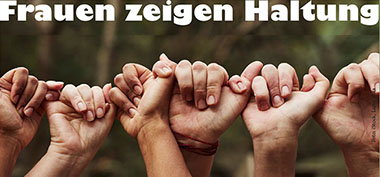 6 Hände halten sich an Daumen und kleinem Finger auf mittelgrünem Hintergrund