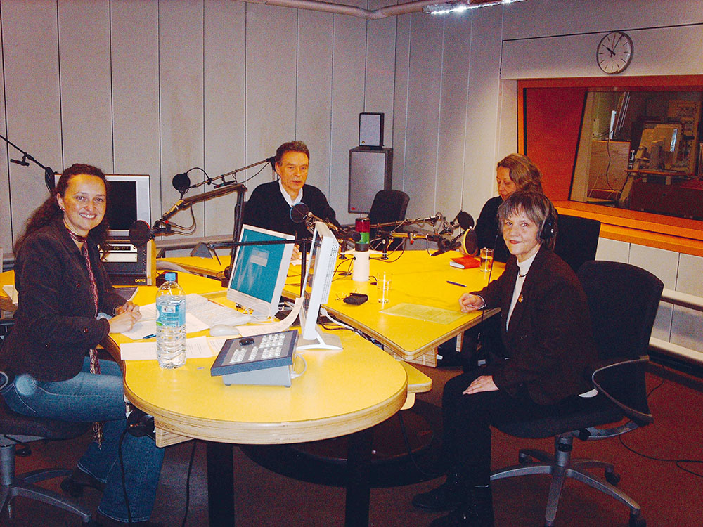 Blick ins Tonstudio WDR mit 4 DiskussionsteilnehmerInnen, darunter Dr. Christa Lippmann