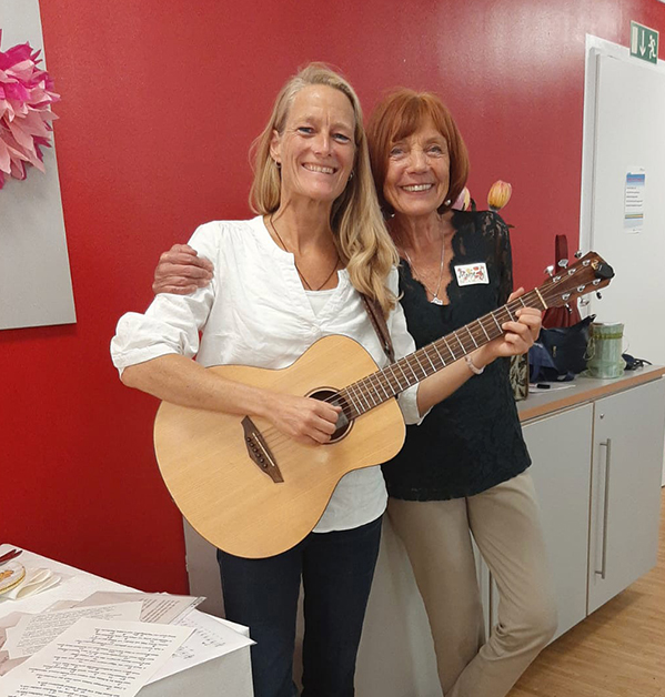 wg3 10 Jahresfeier: Wohnfrau mit der Gitarrenspielerin