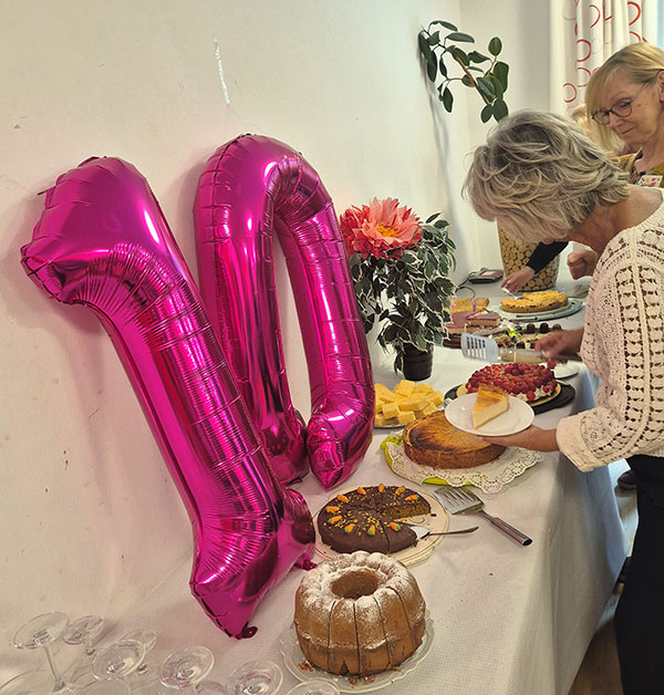 wg3 10 Jahresfeier: am Kuchenbuffet mit der aufgeblasenen 10