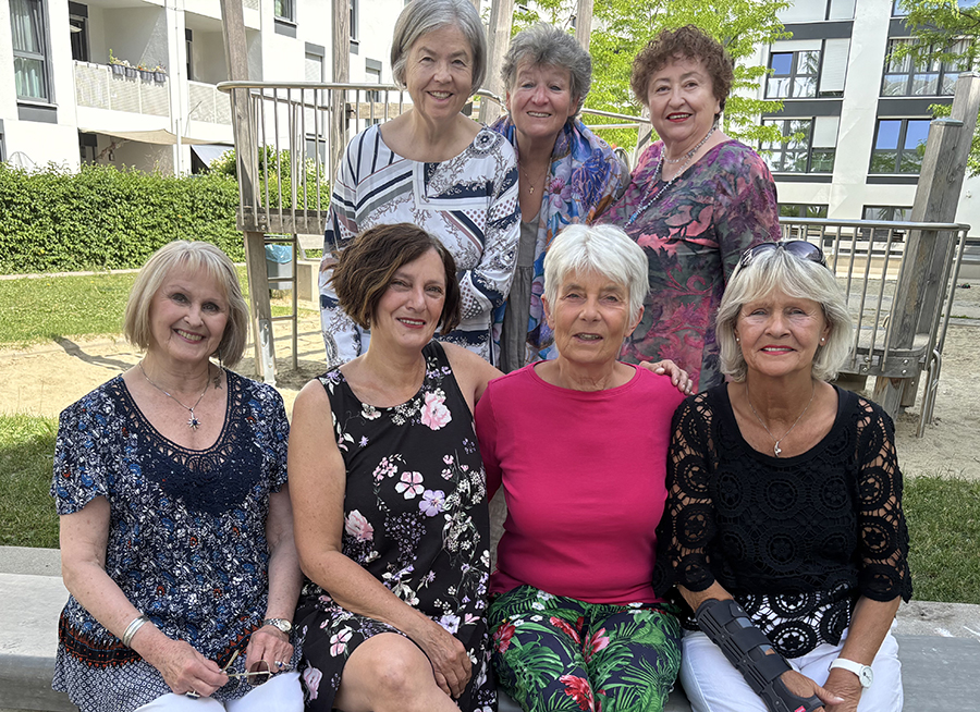 7 Wohnfrauen im Innenhof der Wohnanlage 2025