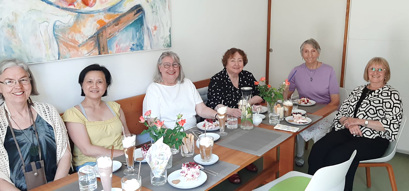 6 Frauen am Kaffeetisch im Gemeinschaftsraum von WG 5