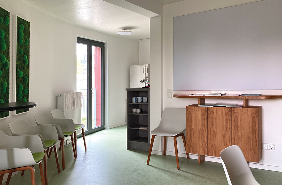 wg6: Blick zur Kücheneinheit mit Büffet rechts, links zur Küche hin ein großes Fenster mit französischem Balkon 