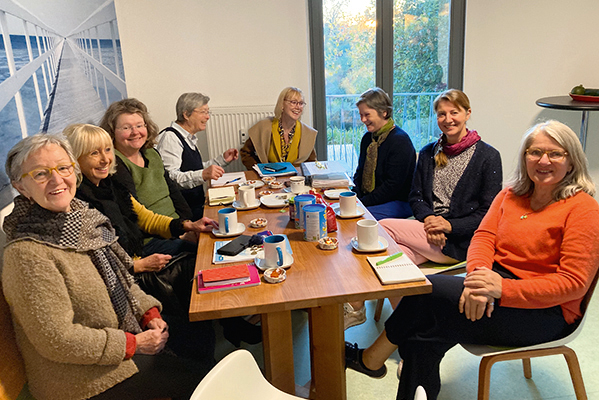 In fröhlicher Runde im Gemeinschaftsraum von Wohngruppe 6