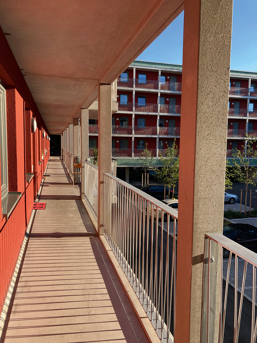 wg6: Blick in den Laubengang und Innenhof