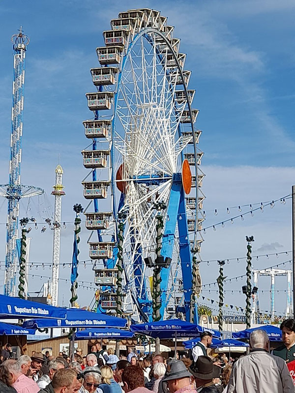 Blick auf das Riesenrad von der Seite aus