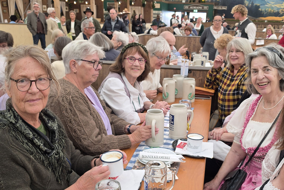Vereinsfrauen am Biertisch