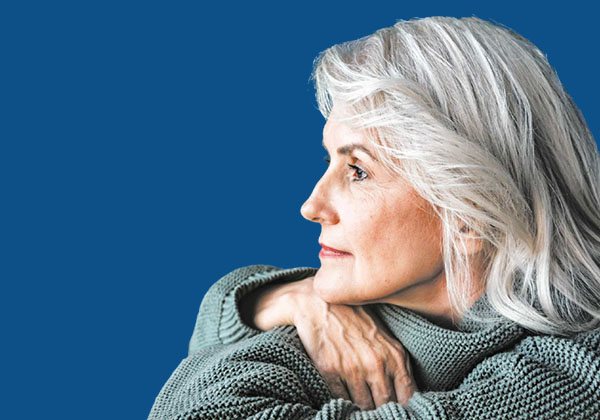 Titelbild des Artikels zur Rente in der Zeit am 7.2.2019: Frau mit schulterlangen grauweissen Haaren im Profil blickt nach links vor blauem Hintergrund